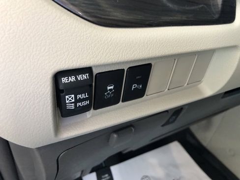 Used 2019 Toyota Sienna XLE image 15