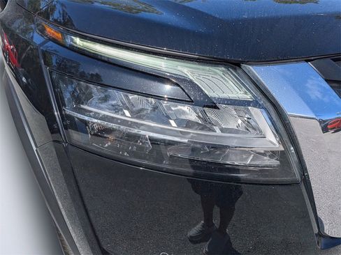 Used 2023 Nissan Pathfinder Platinum image 9