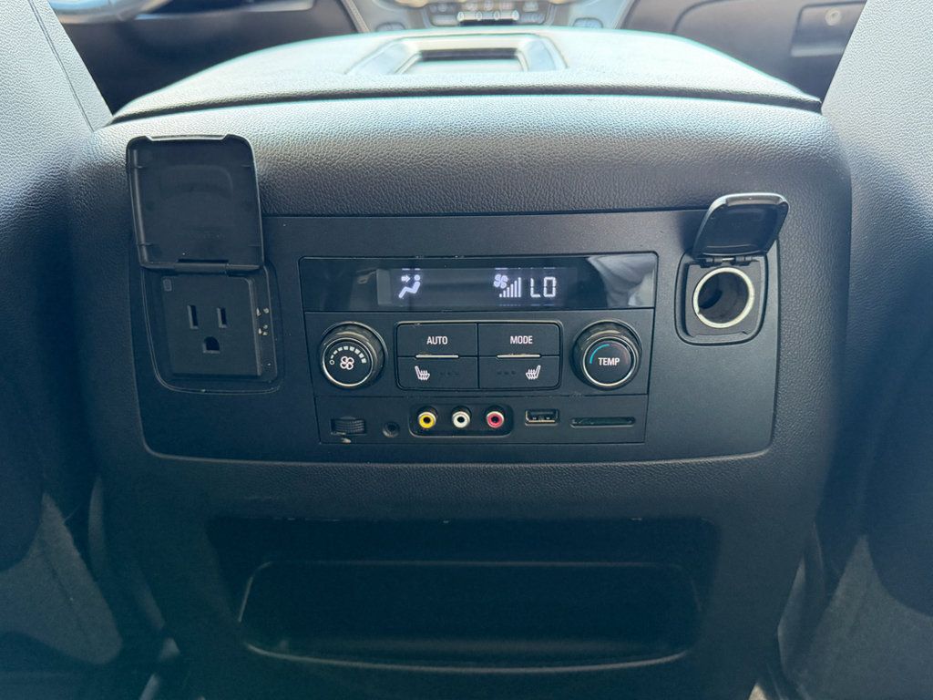 Used 2015 Chevrolet Suburban LTZ RWD image 31