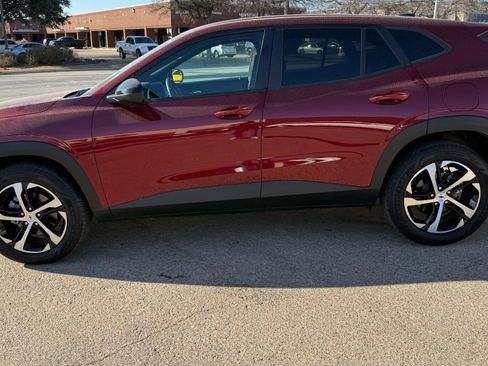 Used 2025 Chevrolet Trax RS w/ Driver Confidence Package image 2