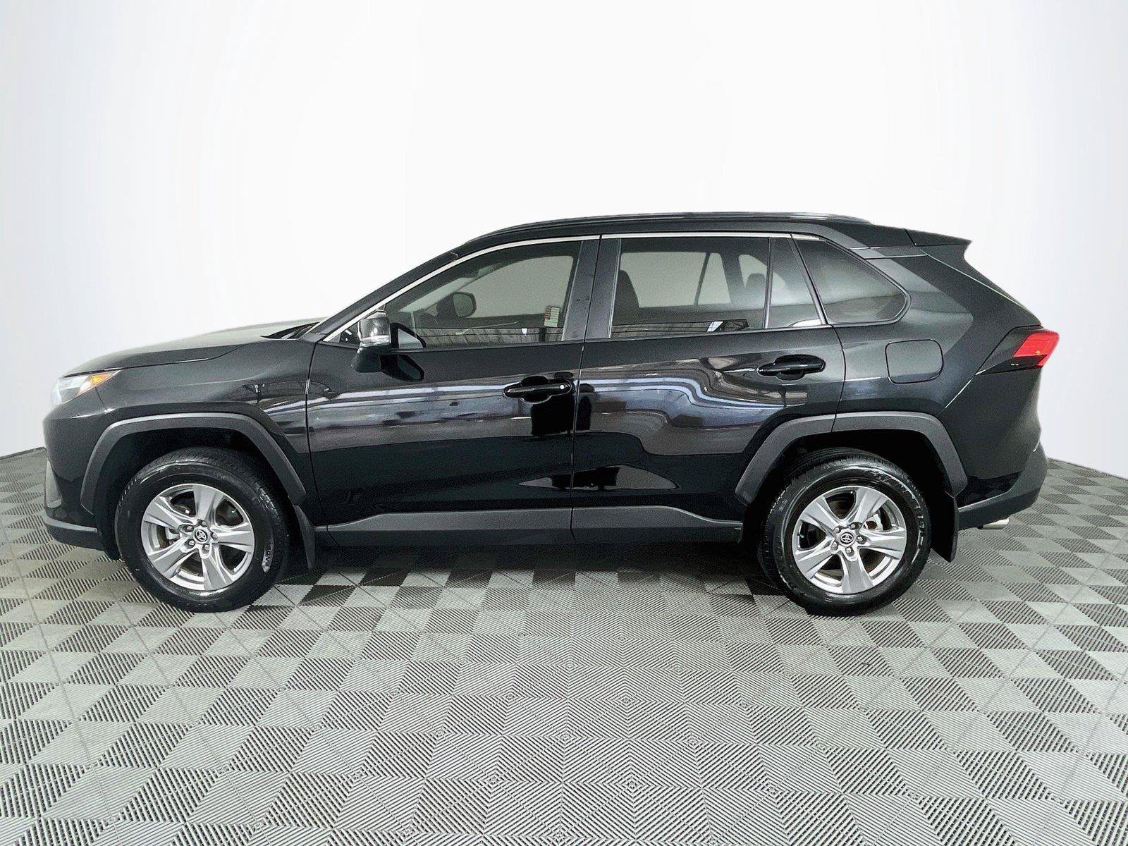 Used 2024 Toyota RAV4 XLE w/ Convenience Package FWD image 4