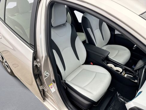 Used 2017 Toyota Prius Prime Advanced image 16