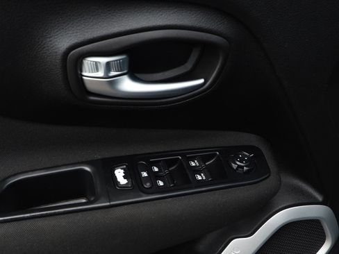 Used 2018 Jeep Renegade Latitude FWD image 21