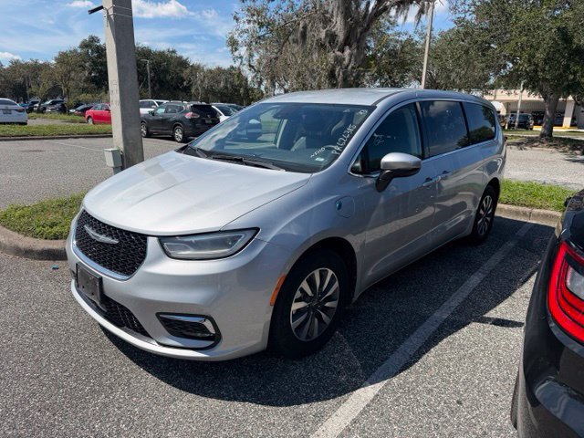 Used 2023 Chrysler Pacifica Touring-L FWD image 6