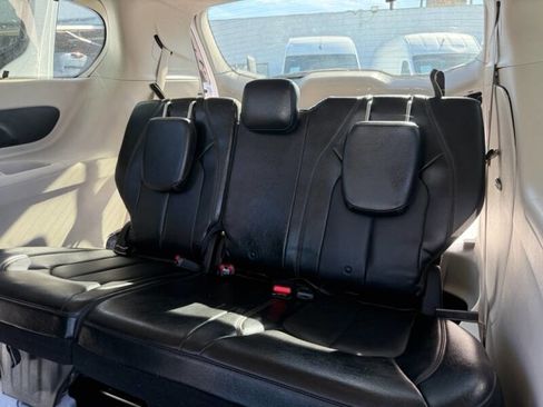 Used 2020 Chrysler Pacifica Touring-L image 13