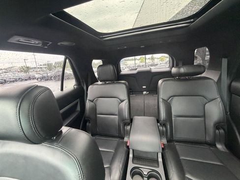 Used 2017 Ford Explorer XLT w/ Equipment Group 202A AWD/4WD image 20