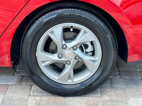 Used 2021 Hyundai Elantra SE image 10