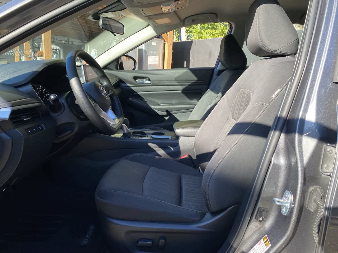 Used 2025 Nissan Altima 2.5 SV FWD image 12