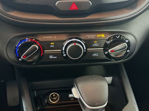 Used 2025 Kia Soul LX w/ LX Technology Package FWD image 23