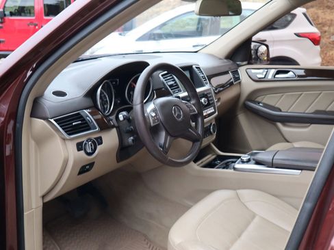 Used 2015 Mercedes-Benz GL 320 BlueTEC 4MATIC w/ Premium I Package image 8