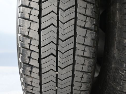 Used 2024 GMC Sierra 3500 SLT w/ SLT Convenience Package image 18