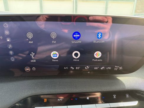Used 2025 Buick Enclave Preferred AWD/4WD image 29