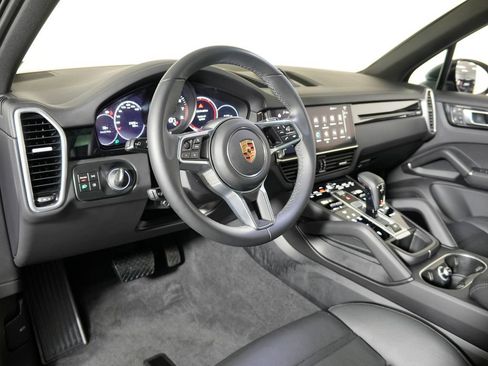 Certified 2023 Porsche Cayenne AWD/4WD image 4
