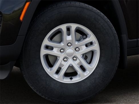 New 2025 Jeep Grand Cherokee Laredo w/ MOPAR Finishing Package image 4