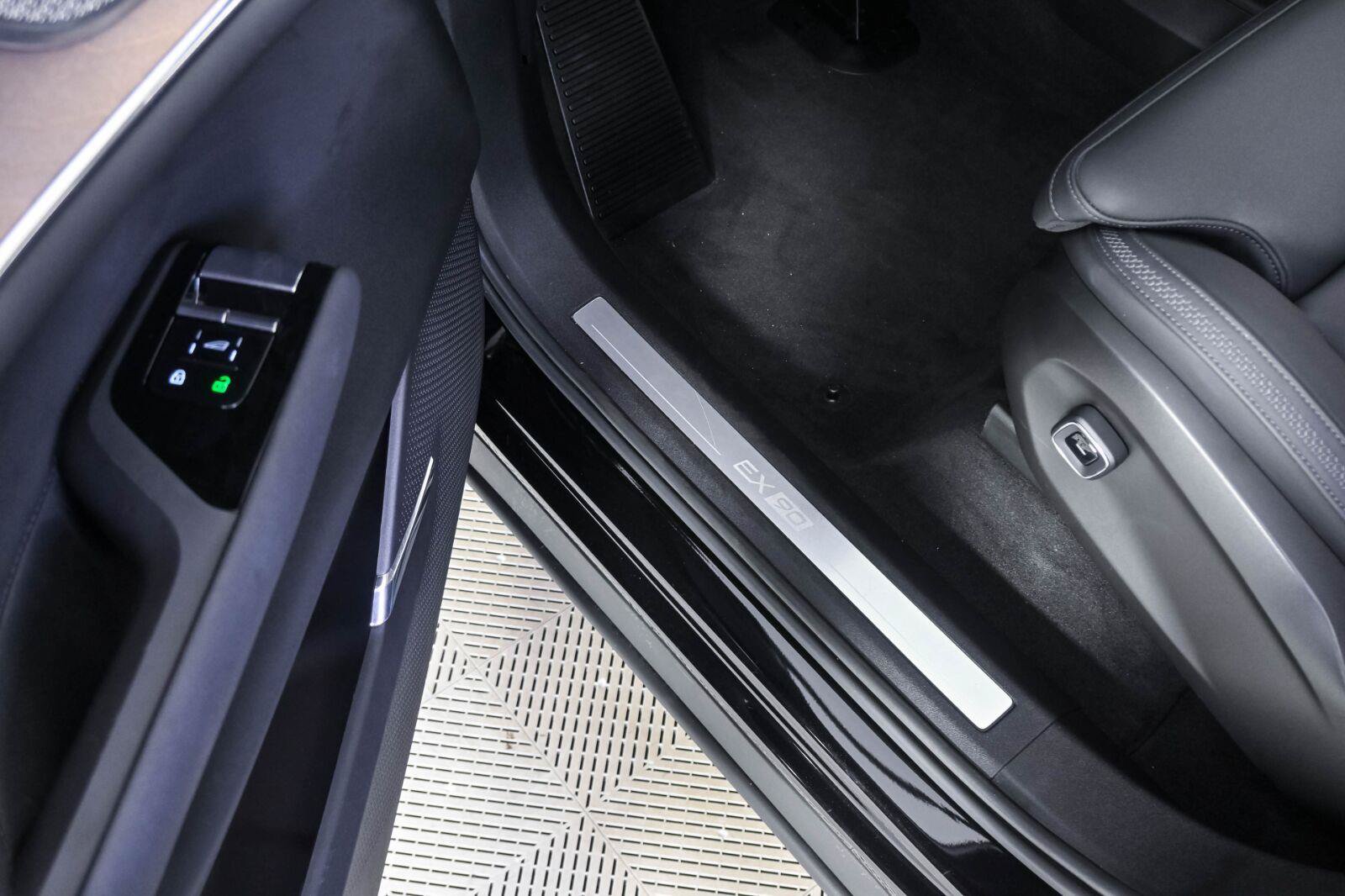 Certified 2025 Volvo EX90 Ultra AWD/4WD image 8