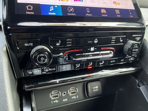 New 2025 Jeep Grand Cherokee Limited w/ Black Appearance Package image 38