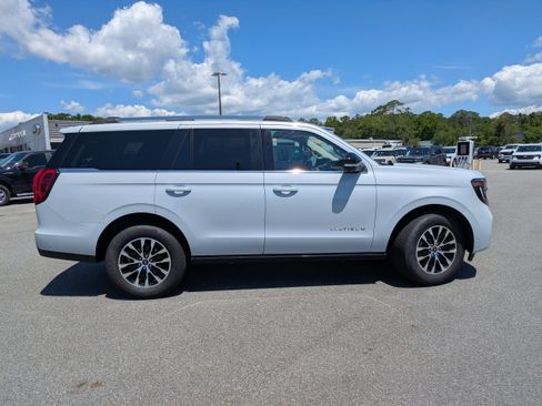 Used 2025 Ford Expedition Platinum AWD/4WD image 3