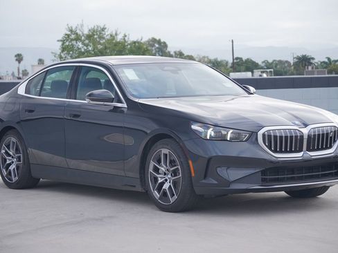 New 2026 BMW i5 eDrive40 w/ Premium Package image 3