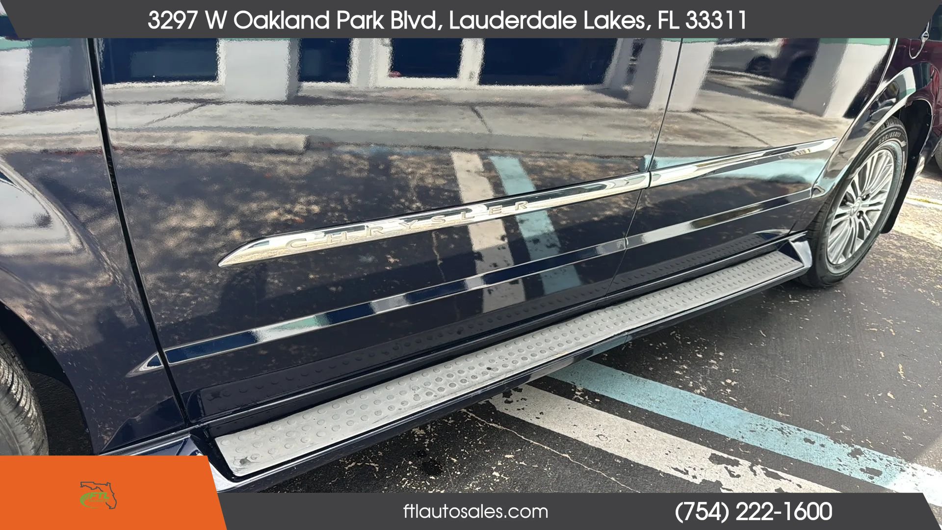 Used 2014 Chrysler Town & Country Touring-L FWD image 16