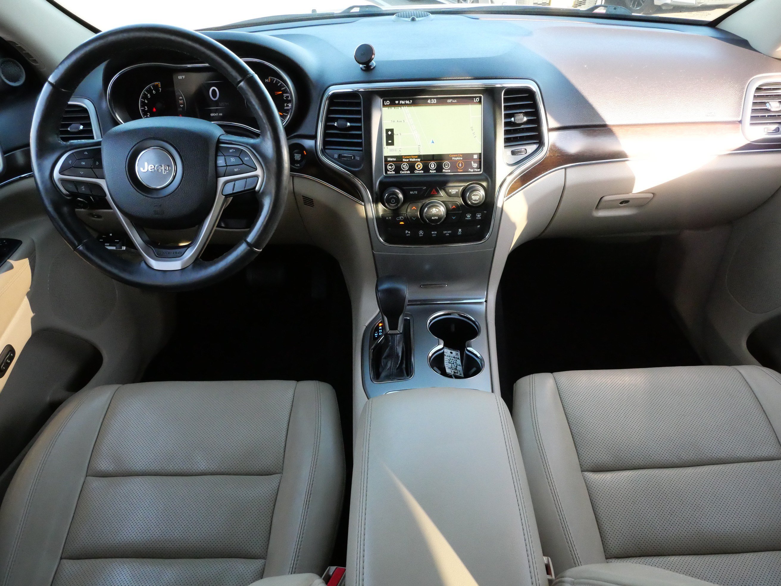 Used 2018 Jeep Grand Cherokee Limited w/ Luxury Group II AWD/4WD image 10