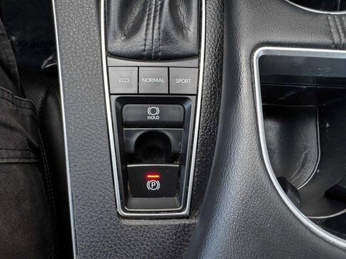 Used 2019 Toyota Avalon XSE image 32