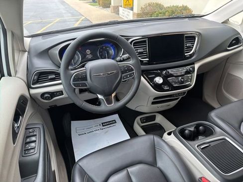 Used 2024 Chrysler Pacifica Touring-L FWD image 22