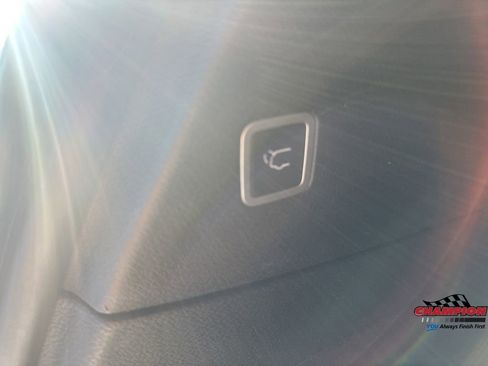 Used 2025 Chrysler Pacifica Select image 15