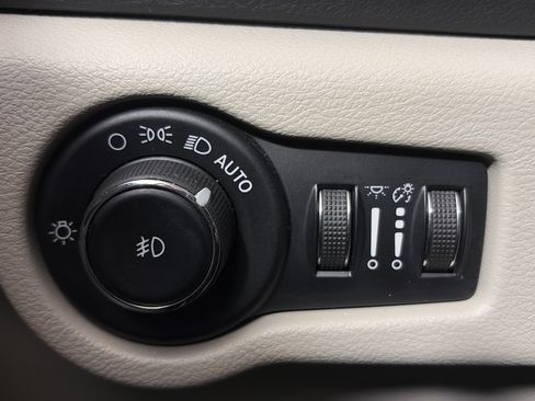 Used 2023 Chrysler Pacifica Touring-L FWD image 34