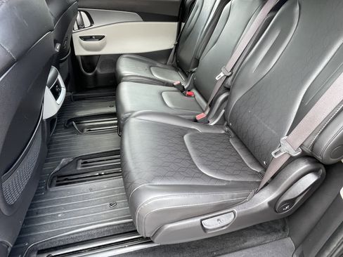Used 2023 Kia Carnival LX image 17