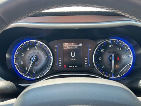 Used 2023 Chrysler Voyager LX image 10