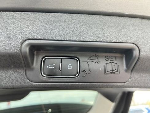 Used 2025 Ford Explorer Active AWD/4WD image 17
