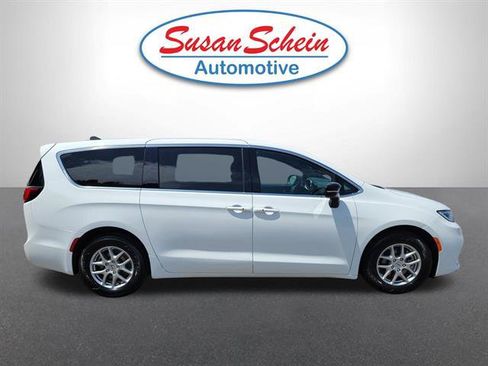 Used 2025 Chrysler Pacifica Select FWD image 23