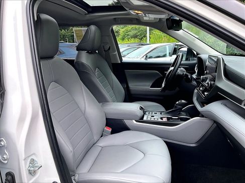 Used 2023 Toyota Highlander XLE AWD/4WD image 11