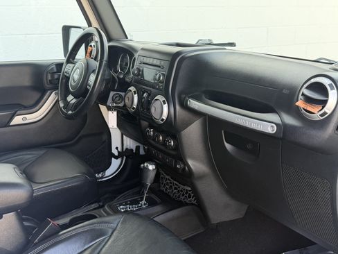 Used 2017 Jeep Wrangler Unlimited Sahara w/ Connectivity Group AWD/4WD image 35