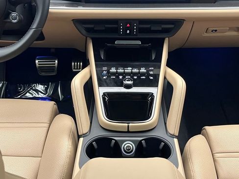 Used 2024 Porsche Cayenne Turbo image 35