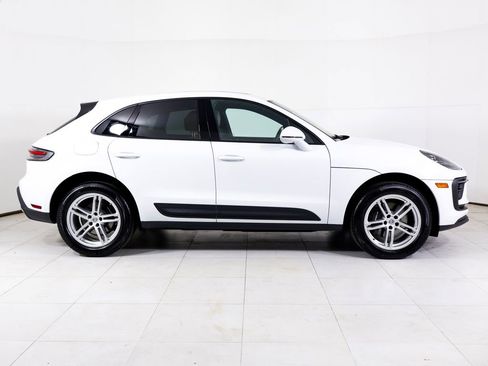 Certified 2025 Porsche Macan AWD/4WD image 30