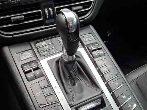 Certified 2021 Porsche Macan AWD/4WD image 18