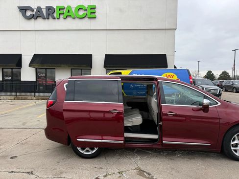 Used 2020 Chrysler Pacifica Limited image 26