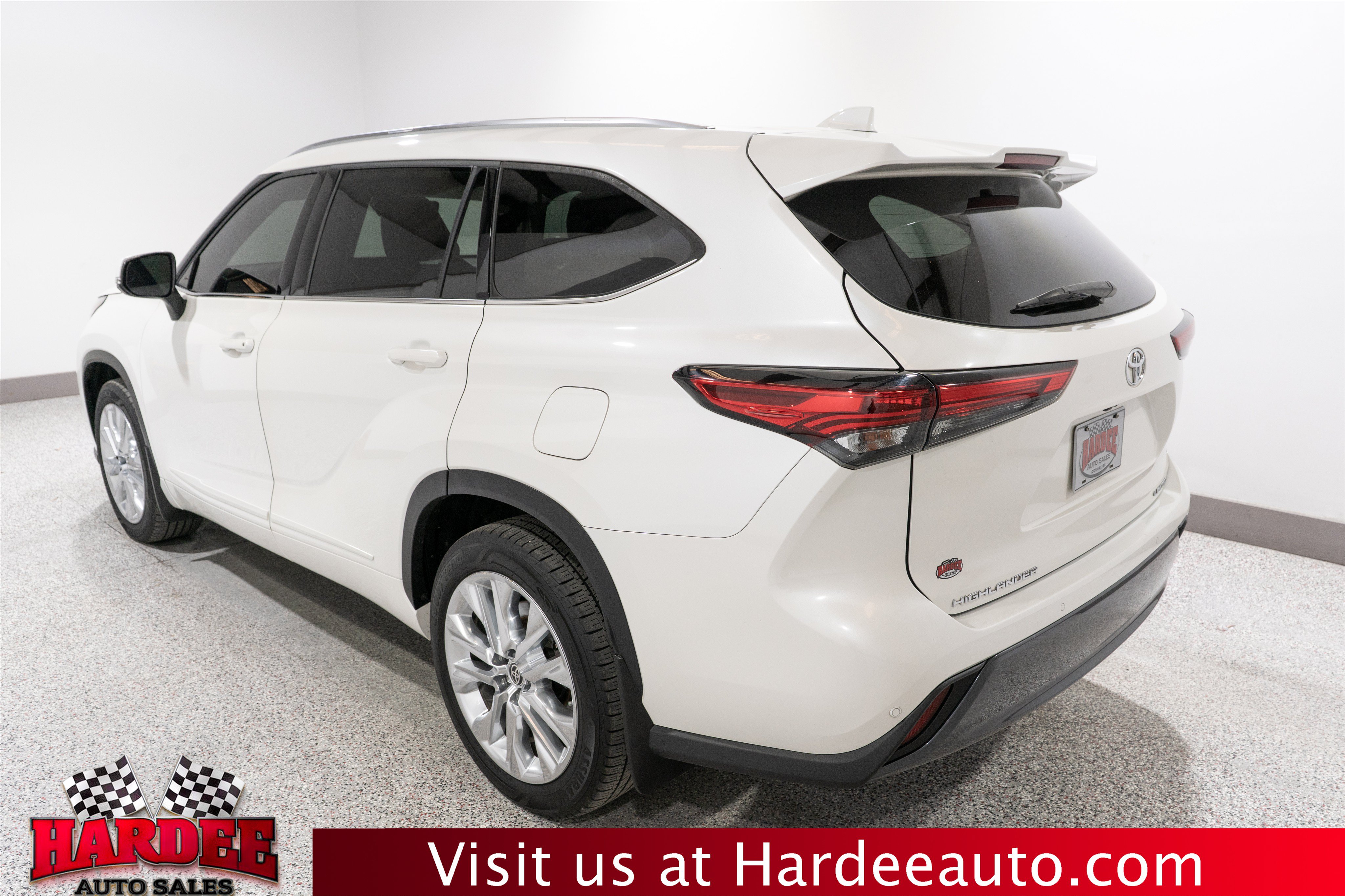 Used 2021 Toyota Highlander Limited FWD image 3