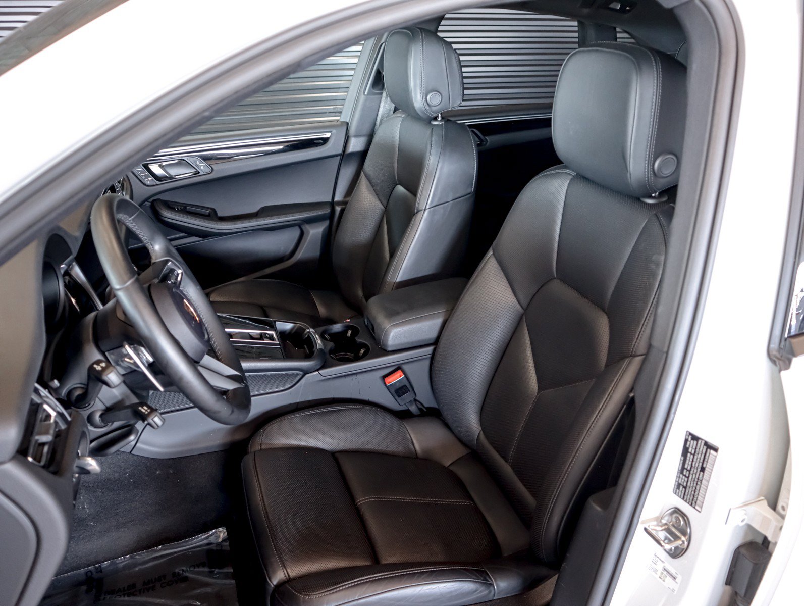 Certified 2024 Porsche Macan AWD/4WD image 5