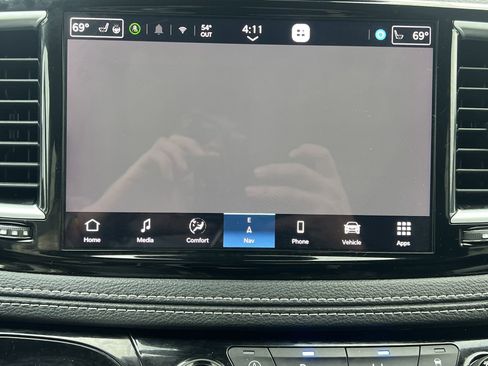 Used 2023 Chrysler Pacifica Limited image 7