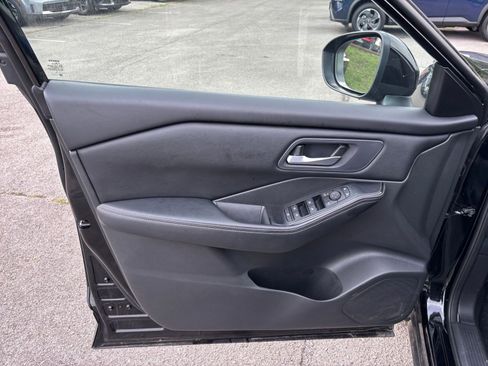 Used 2025 Nissan Rogue SV FWD image 18