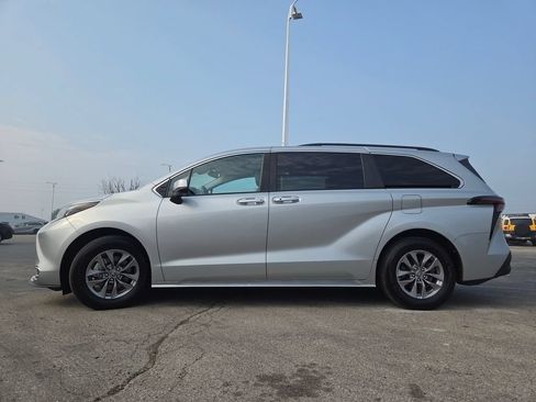 Used 2024 Toyota Sienna XLE FWD image 23