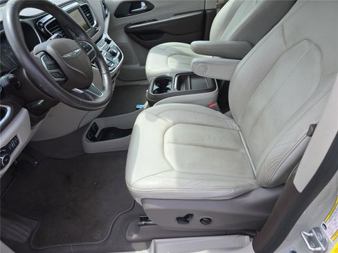 Used 2020 Chrysler Pacifica Touring-L FWD image 20