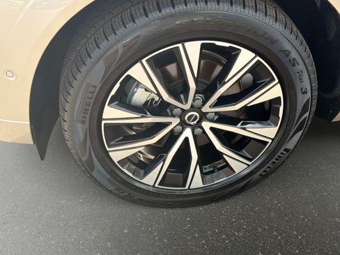 Certified 2024 Volvo XC60 B5 Plus w/ Protection Package Premier AWD/4WD image 10