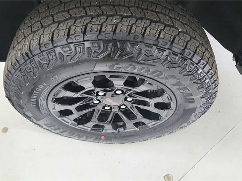 Used 2026 GMC Canyon Elevation image 32