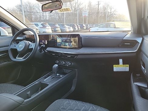 Used 2025 Nissan Kicks SV w/ Charging Package image 15