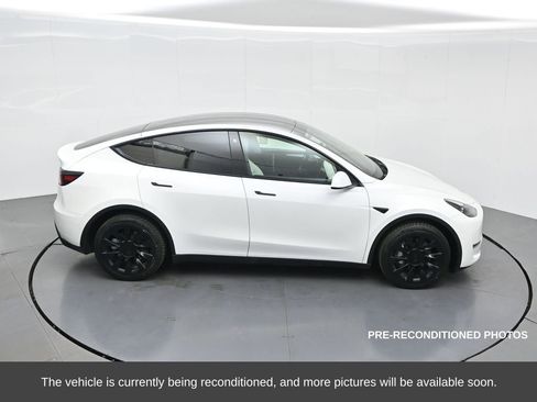 Used 2022 Tesla Model Y Long Range image 55
