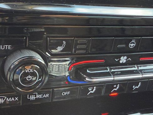 Used 2023 Jeep Grand Cherokee L Laredo image 22