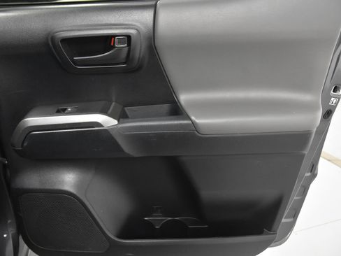 Used 2018 Toyota Tacoma SR5 RWD image 16